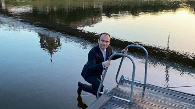 В Литве министр юстиции Малюська забрался в реку в деловом костюме (ФОТО)