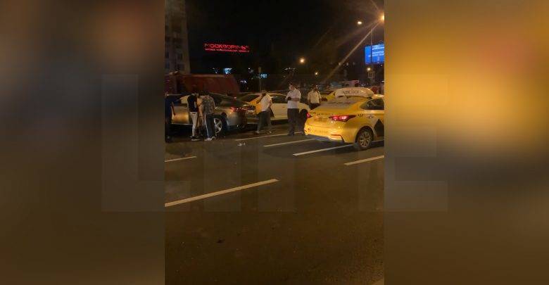 Сразу 10 автомобилей столкнулись в Москве на Каширском шоссе