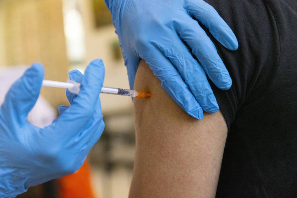 В последний момент вакциной Pfizer привились около 15 тысяч израильских подростков