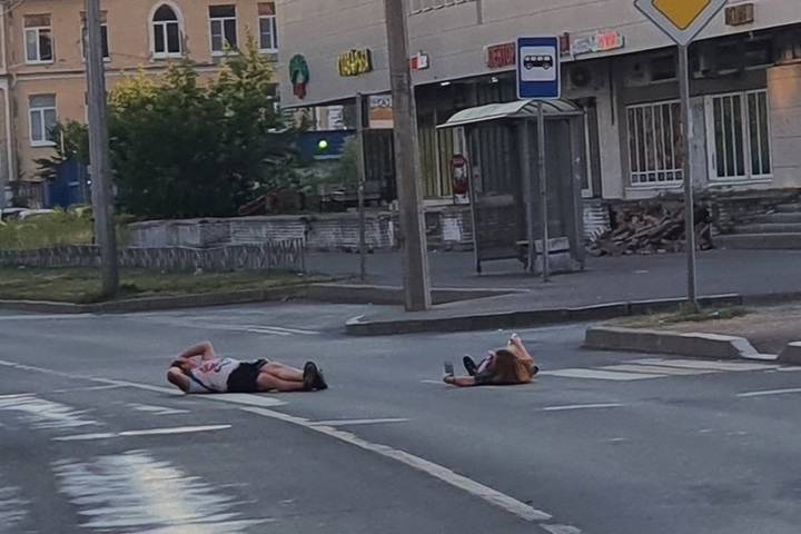 Лежащие на дорогах петербуржцы перекрыли движение транспорта