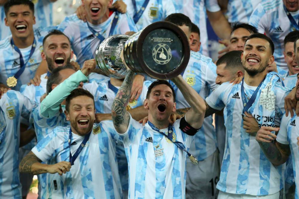 Cборная Аргентины завоевала трофей Копа Америки, обыграв Бразилию в финале