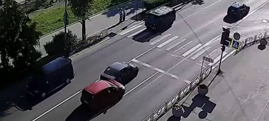 Два автомобиля столкнулись у перекрестка в центре Петрозаводска (ВИДЕО)