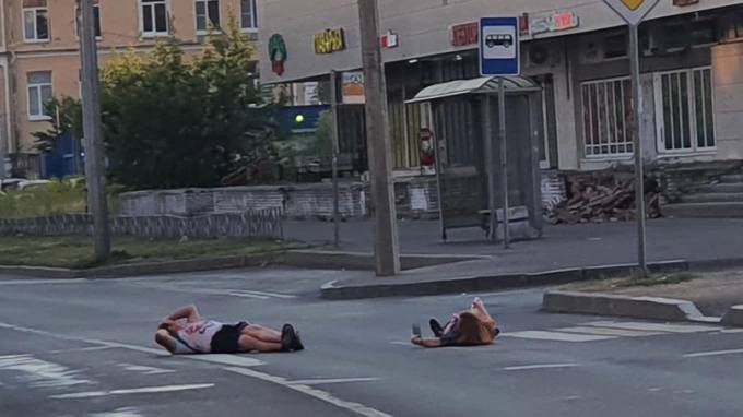 В Красносельском районе парочка отдыхала под лучами солнца на проезжей части