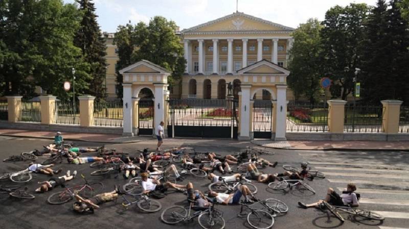 Велосипедисты легли на асфальт рядом со Смольным в Петербурге