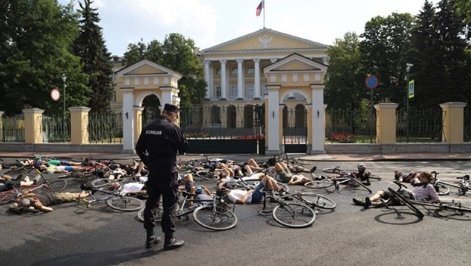 Велосипедисты легли на асфальт у Смольного из-за гибели друга в ДТП