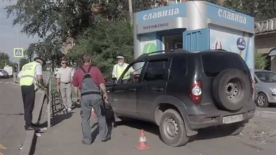 В Красноярске пьяный водитель сбил семью с коляской и влетел в ларек
