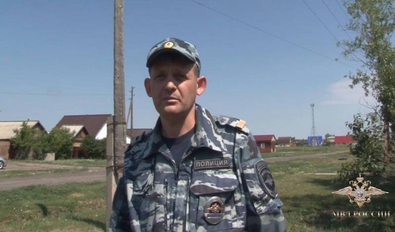 Омский полицейский спас упавших в колодец детей