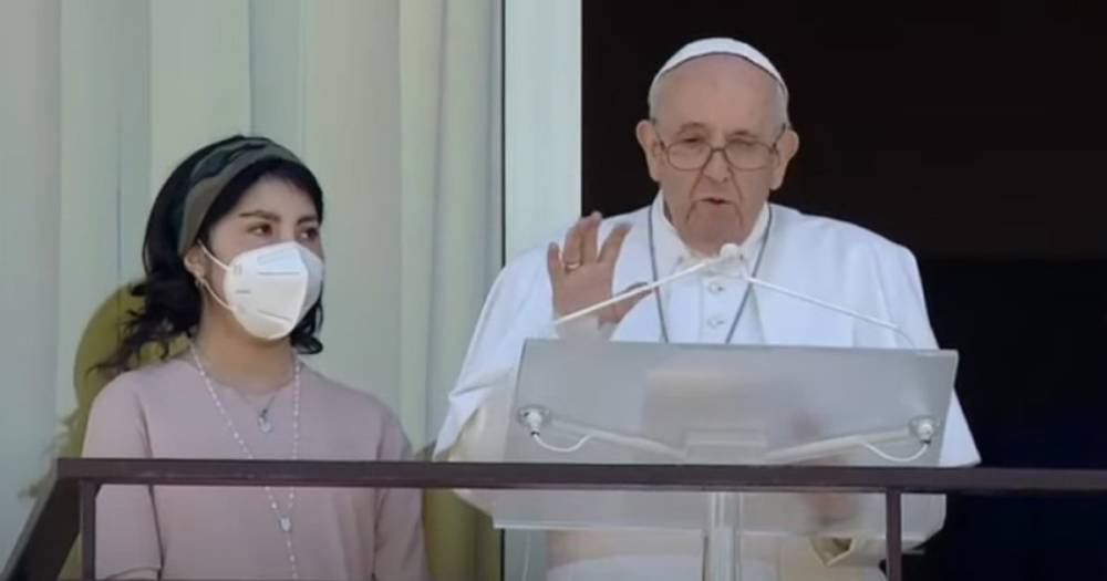 Папа Римский впервые после операции появился перед верующими (видео)