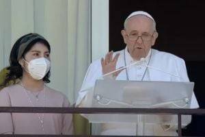 Папа Римский появился перед верующими впервые после операции