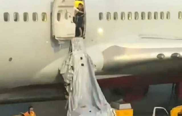 Открывший аварийный люк самолета в РФ мужчина летел в Турцию с любовницей – СМИ