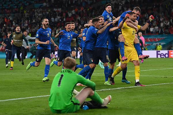 Сборная Италии по футболу во второй раз в истории выиграла чемпионат Европы