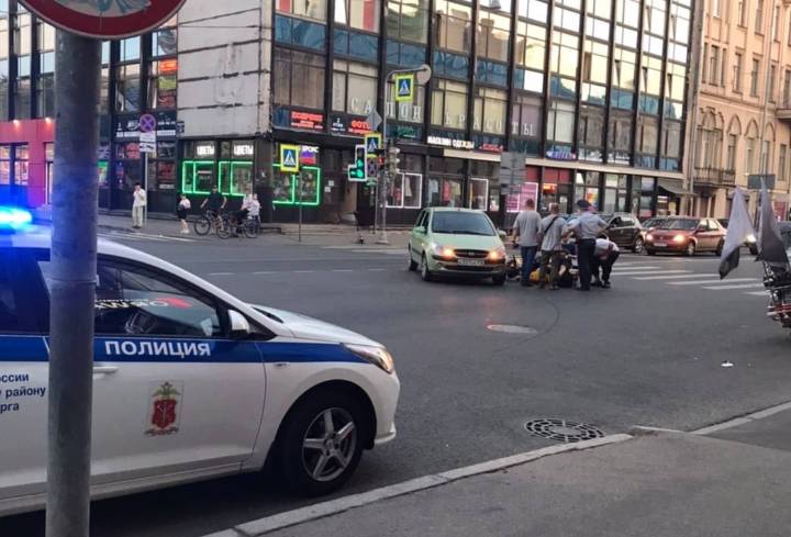 Врачи «скорой» увезли мотоциклиста после аварии в Адмиралтейском районе