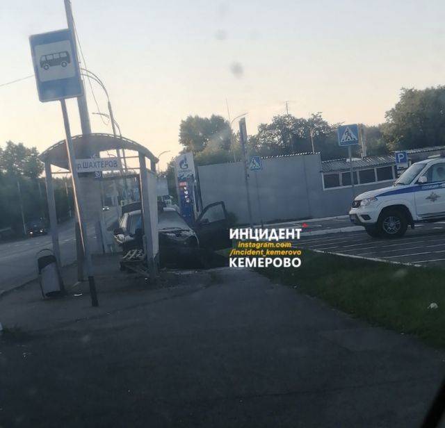 В Кемерове автомобиль врезался в остановочный павильон