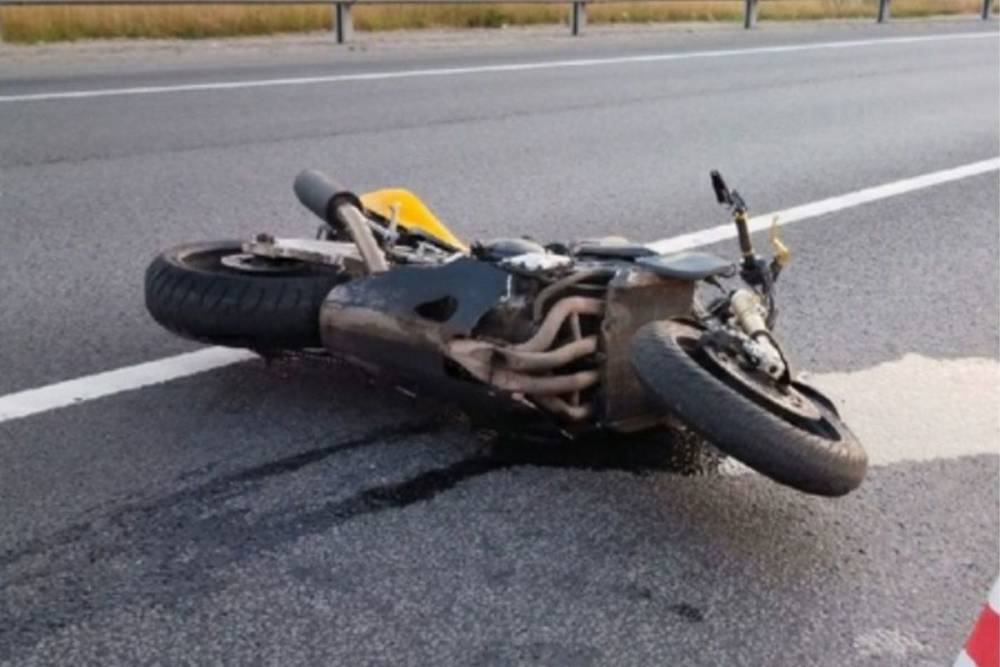 Вылетевшая из седла байка мотоциклистка разбилась насмерть в Красном Селе