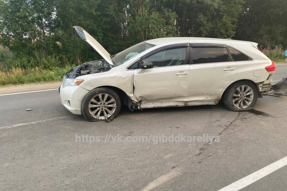 На трассе в Карелии у Renault взорвалось колесо
