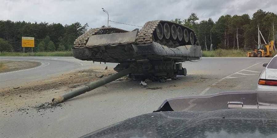 В Южно-Сахалинске на дороге перевернулся танк