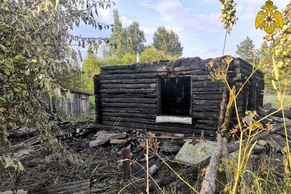 Пять часов тушили пожар в доме добровольцы и пожарные в Смоленской области
