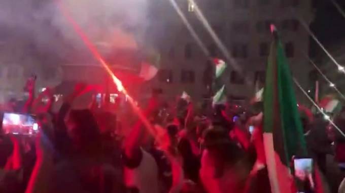 Тысячи итальянских футбольных фанатов жгли пиротехнику в фан-зоне в Риме