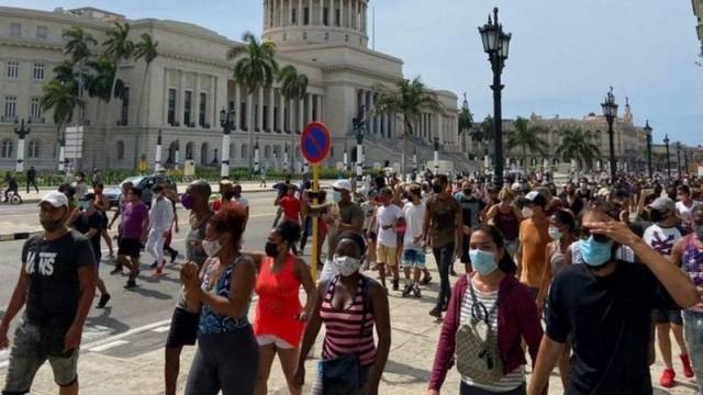 «Долой диктатуру»: На Кубе вспыхнули массовые протесты против коммунизма и действующей власти (ВИДЕО)