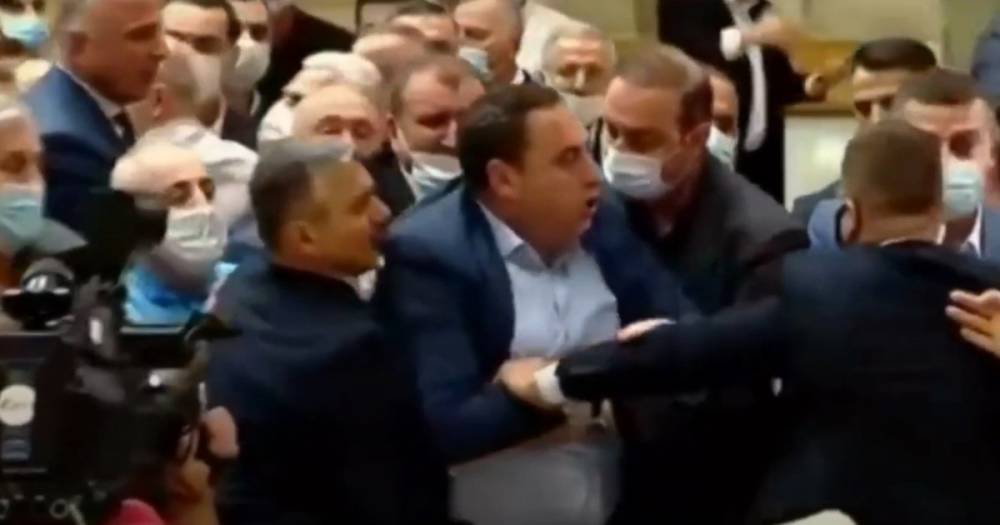 В парламенте Грузии началась массовая драка из-за гибели избитого оператора (видео)