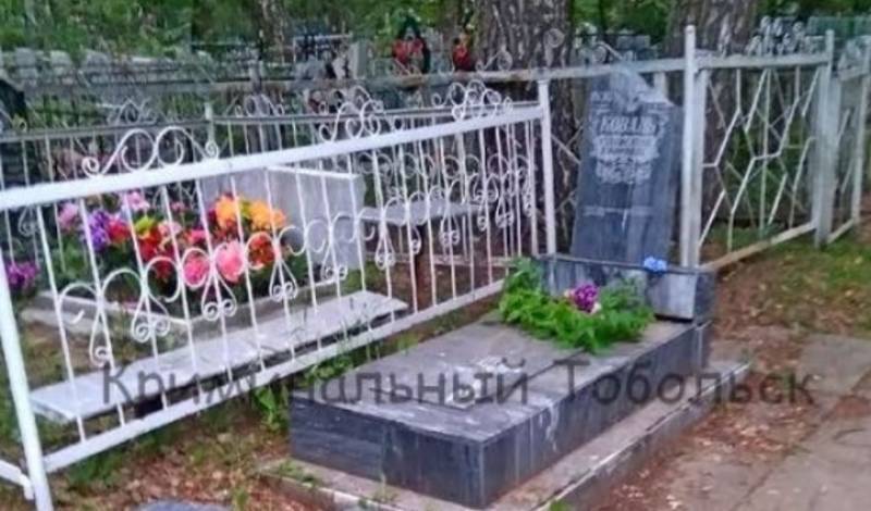Вандалы устроили погром на тюменском кладбище, где похоронен писатель Петр Ершов