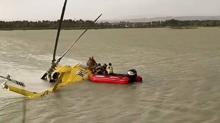 Падение пожарного вертолета в воду сняли на видео