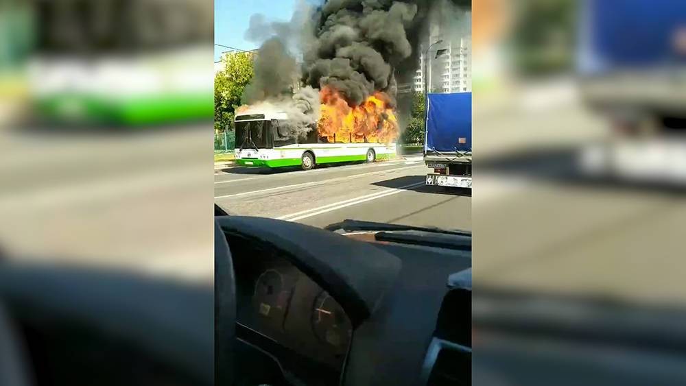 На западе Москвы сгорел пассажирский автобус