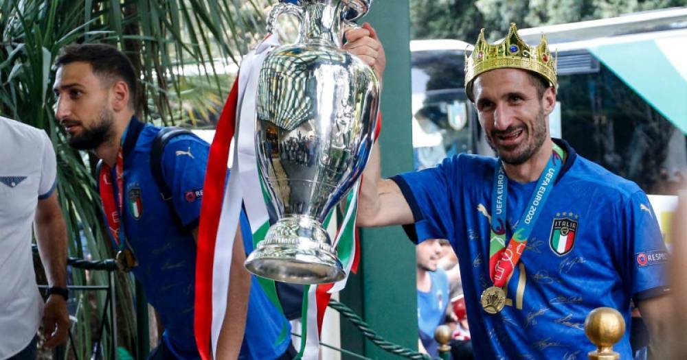 C короной на голове: как встречали сборную Италии в Риме после победы на Евро (фото)