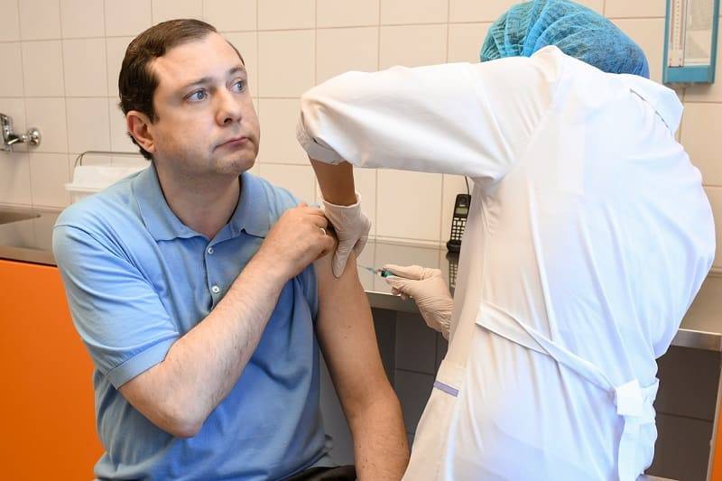 Губернатор Смоленской области повторно вакцинировался от COVID-19