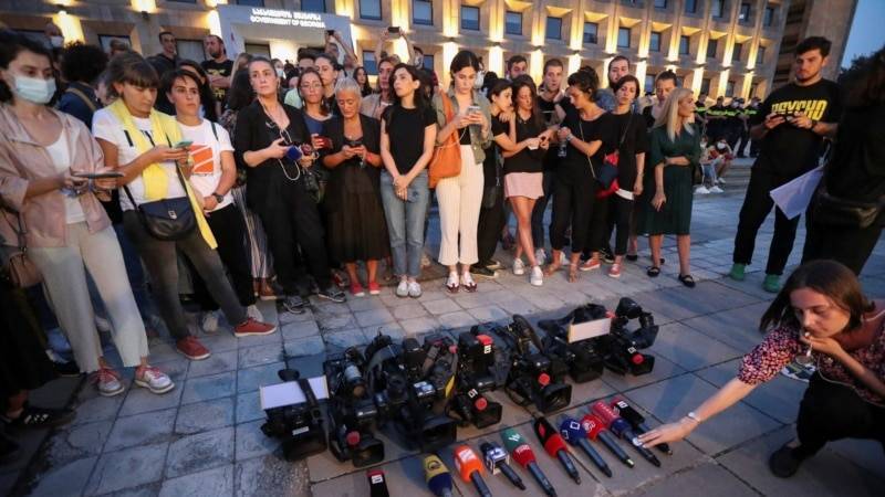 Грузия: Оппозиция и журналисты требуют отставки правительства