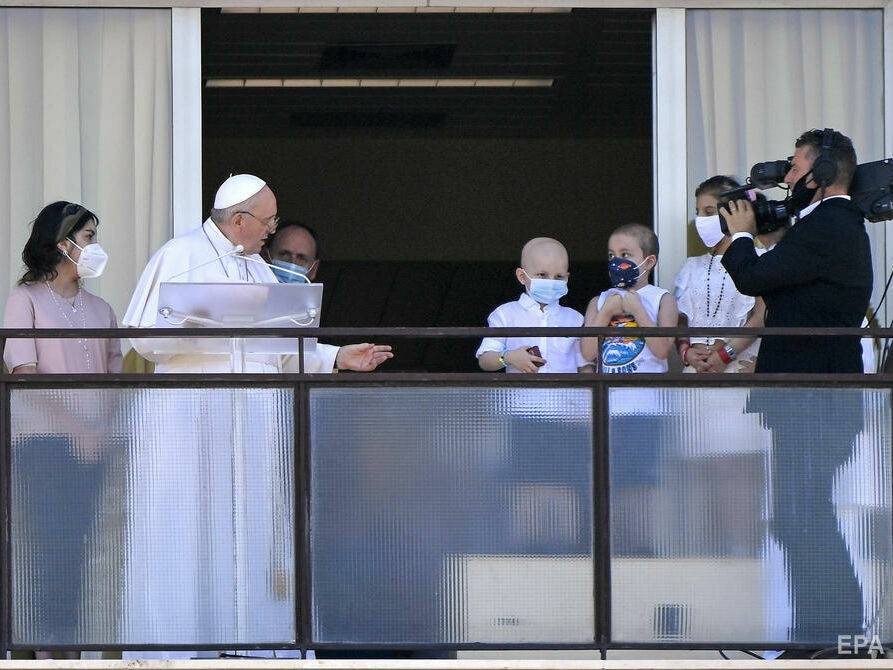 Папа Франциск впервые появился на публике после операции
