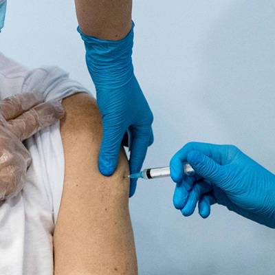 Обязательная вакцинация от коронавируса для некоторых категорий граждан уже введена в 25-ти регионах России
