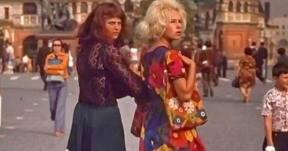 Фото девушек на Красной площади советских времен вызвало сомнения у москвичей
