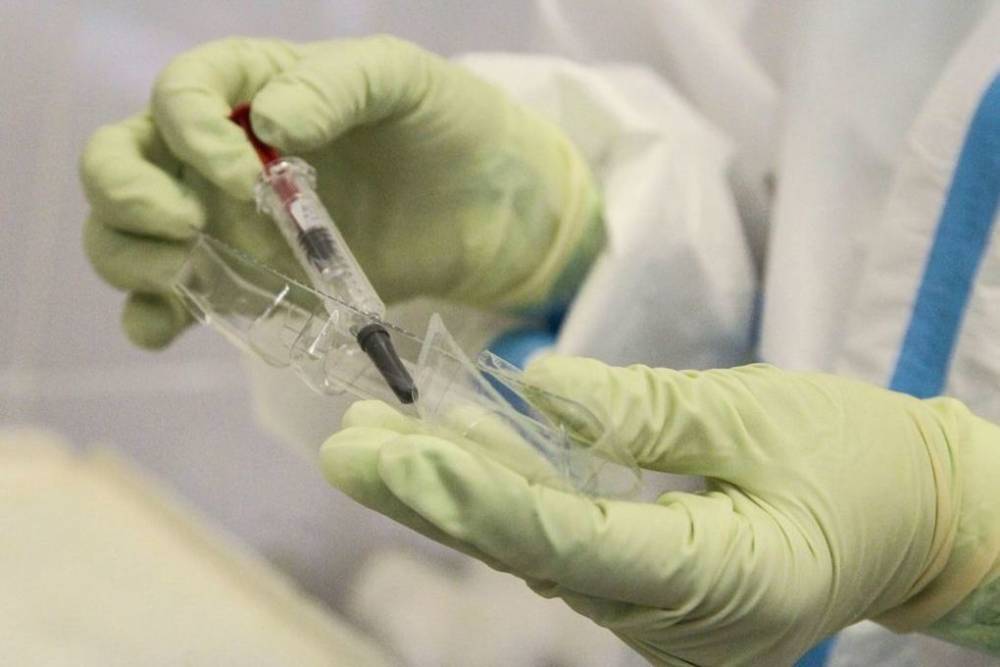 Франция решила ввести обязательную вакцинацию медиков от коронавируса
