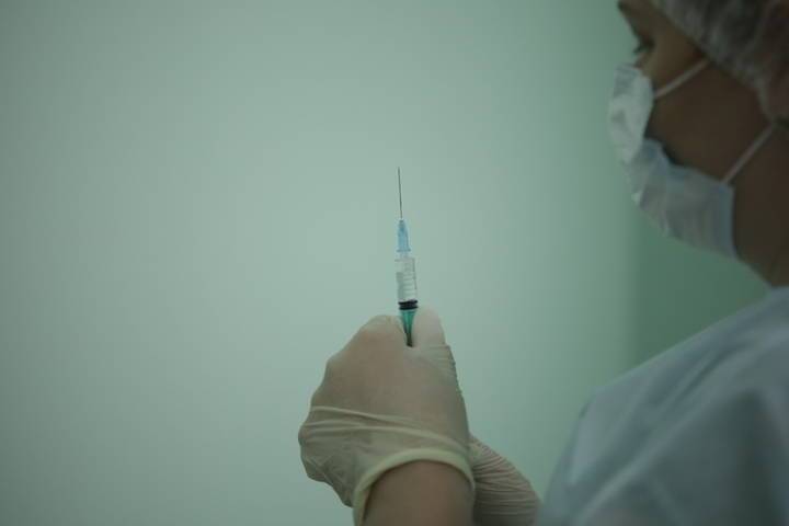 Петербургский врач рассказала, кому больше подходит вакцина «Спутник Лайт»