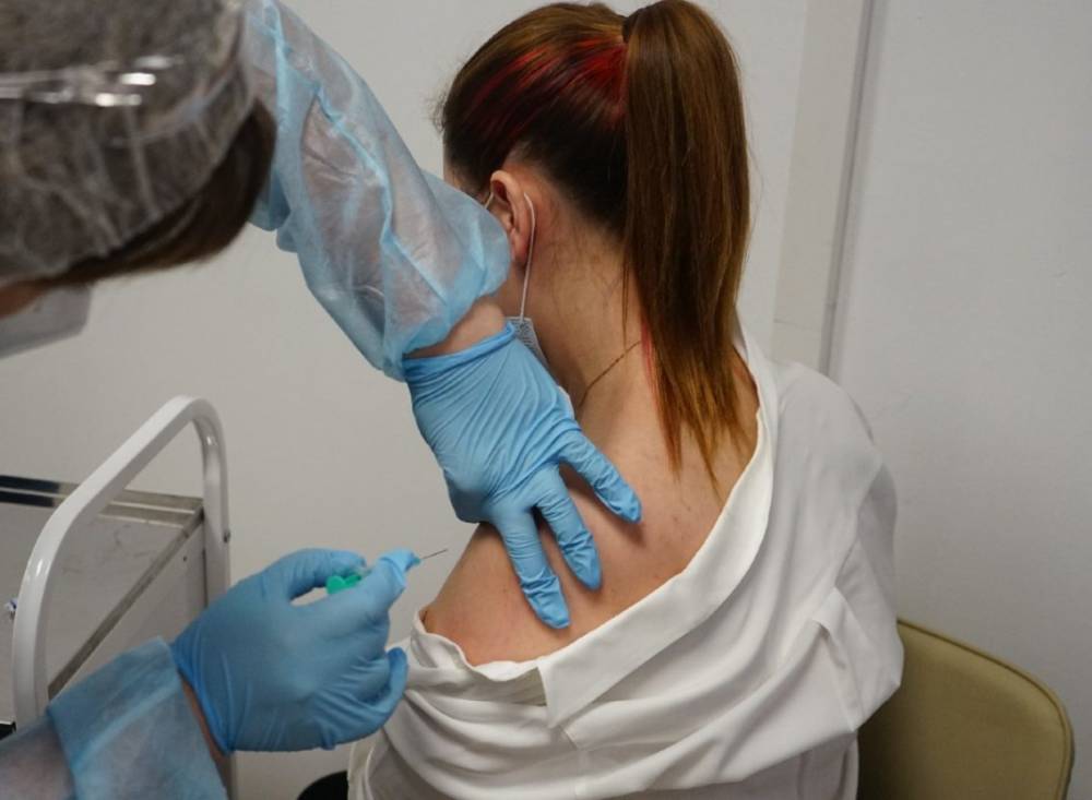 В трех петербургских ТРК открылись пункты вакцинации