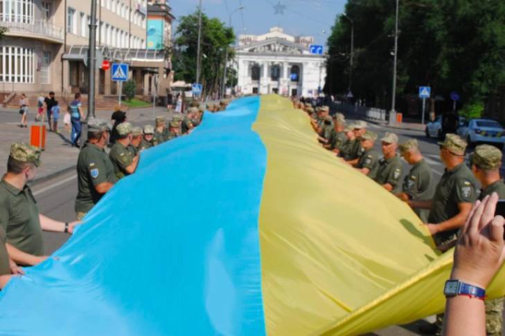 Наибольшее число военных развернули флаг и установили рекорд в Мариуполе