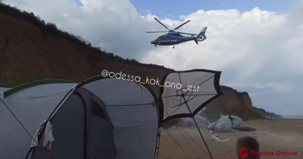 Низколетящий вертолет снес палатки под Одессой, напугав туристов