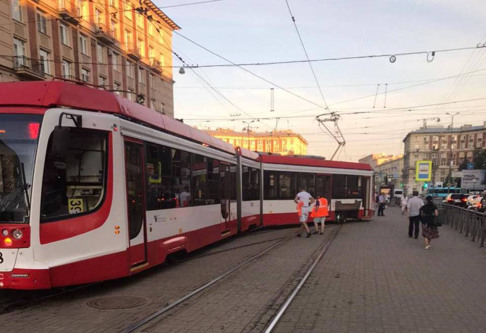 В Красногвардейском районе Петербурга трамвай сошел с путей