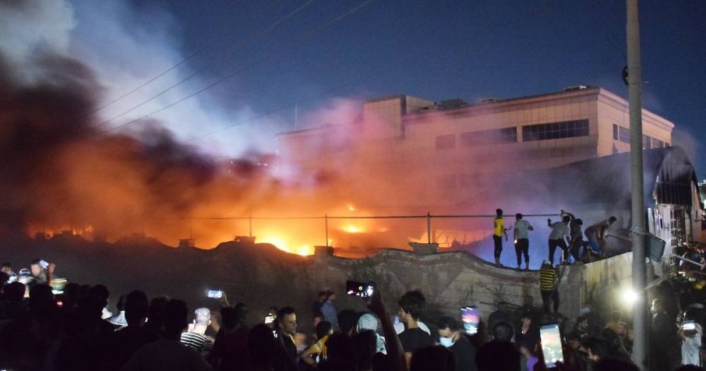 В Ираке после мощного взрыва сгорело COVID-отделение, погибли 50 человек (фото, видео)