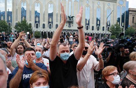 Участники акции в Тбилиси потребовали отставки правительства, а после случилась драка в парламенте