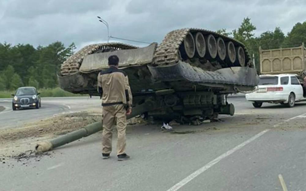 В Южно-Сахалинске танк выпал на дорогу