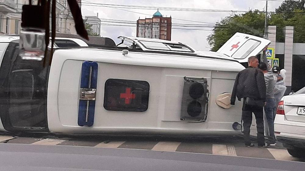 В Челябинске карета скорой помощи перевернулась после столкновения с легковушкой