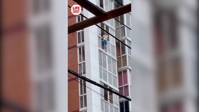 Иркутянин схватил ребёнка и перелез с ним через балконные перила 13-го этажа