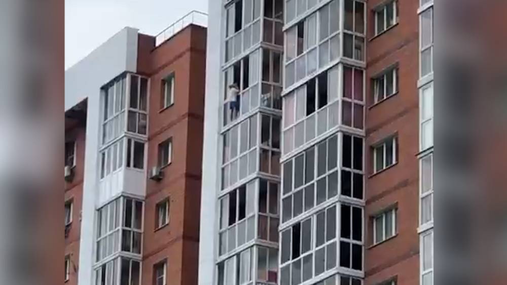 Вернувший ребенка в квартиру житель Иркутска снова вылез на балкон