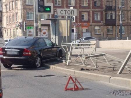 На Ивановской улице автомобиль протаранил ограждение