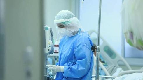 53-летний невакцинированный израильтянин госпитализирован в тяжелом состоянии из-за коронавируса