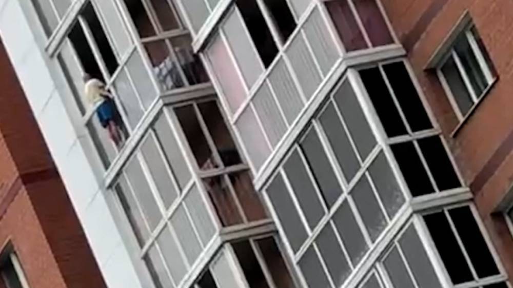 Опубликовано видео допроса угрожавшего выбросить ребенка с балкона иркутянина