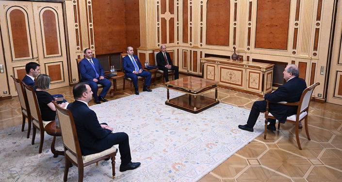 Президент Армении встретился с главами силовых структур