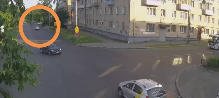 В Петрозаводске автомобиль сбил перебегавшего дорогу пешехода (ВИДЕО)